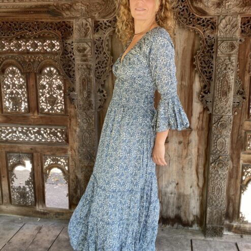 Schitterende lange zomerjurk, gemaakt van blockprint stof die geheel met de hand gestempeld is in India. Superacht elastiek net onder de borst voor een mooie snit. Honderd procent katoen en past maat XS-XXL tot en met Cupmaat G