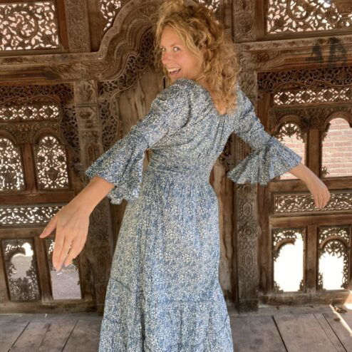 Schitterende lange zomerjurk, gemaakt van blockprint stof die geheel met de hand gestempeld is in India. Superacht elastiek net onder de borst voor een mooie snit. Honderd procent katoen en past maat XS-XXL tot en met Cupmaat G
