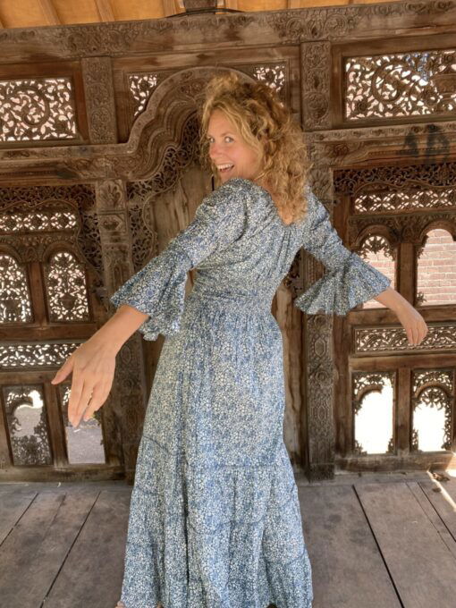 Schitterende lange zomerjurk, gemaakt van blockprint stof die geheel met de hand gestempeld is in India. Superacht elastiek net onder de borst voor een mooie snit. Honderd procent katoen en past maat XS-XXL tot en met Cupmaat G