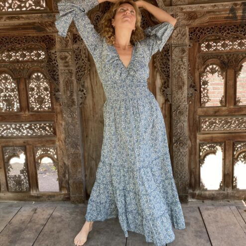 Schitterende lange zomerjurk, gemaakt van blockprint stof die geheel met de hand gestempeld is in India. Superacht elastiek net onder de borst voor een mooie snit. Honderd procent katoen en past maat XS-XXL tot en met Cupmaat G