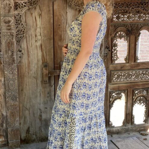 Schitterende driekwart lange zomerjurk, gemaakt van katoenen blockprint stof die geheel met de hand gestempeld is in India. Superzacht elastiek net onder de borst voor een mooie snit. Honderd procent katoen en past maat XS-XXL Dit model gaat tot en met Cupmaat C