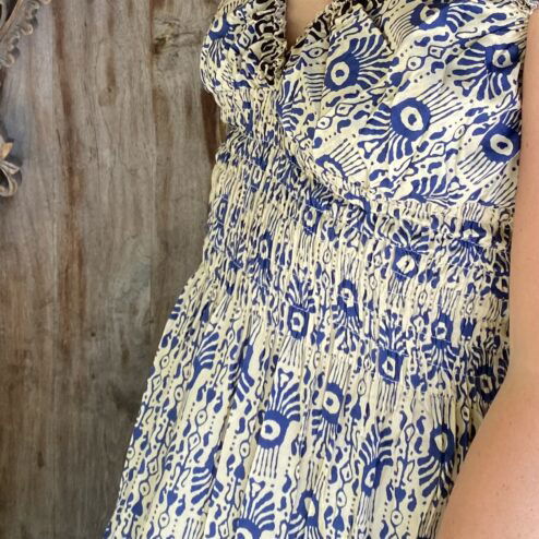 Schitterende driekwart lange zomerjurk, gemaakt van katoenen blockprint stof die geheel met de hand gestempeld is in India. Superzacht elastiek net onder de borst voor een mooie snit. Honderd procent katoen en past maat XS-XXL Dit model gaat tot en met Cupmaat C