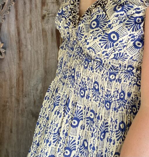 Schitterende driekwart lange zomerjurk, gemaakt van katoenen blockprint stof die geheel met de hand gestempeld is in India. Superzacht elastiek net onder de borst voor een mooie snit. Honderd procent katoen en past maat XS-XXL Dit model gaat tot en met Cupmaat C