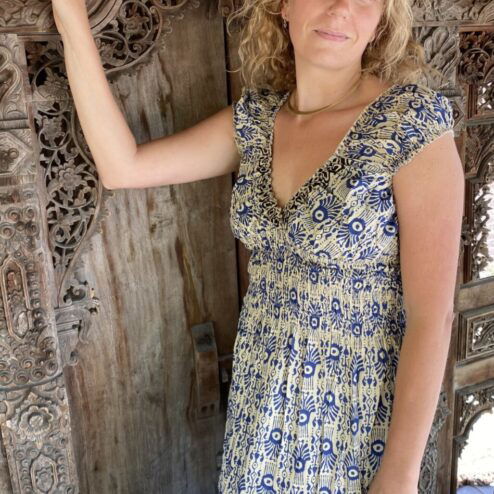 Schitterende driekwart lange zomerjurk, gemaakt van katoenen blockprint stof die geheel met de hand gestempeld is in India. Superzacht elastiek net onder de borst voor een mooie snit. Honderd procent katoen en past maat XS-XXL Dit model gaat tot en met Cupmaat C