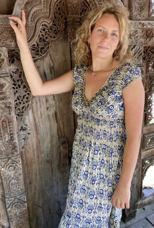 Schitterende driekwart lange zomerjurk, gemaakt van katoenen blockprint stof die geheel met de hand gestempeld is in India. Superzacht elastiek net onder de borst voor een mooie snit. Honderd procent katoen en past maat XS-XXL Dit model gaat tot en met Cupmaat C