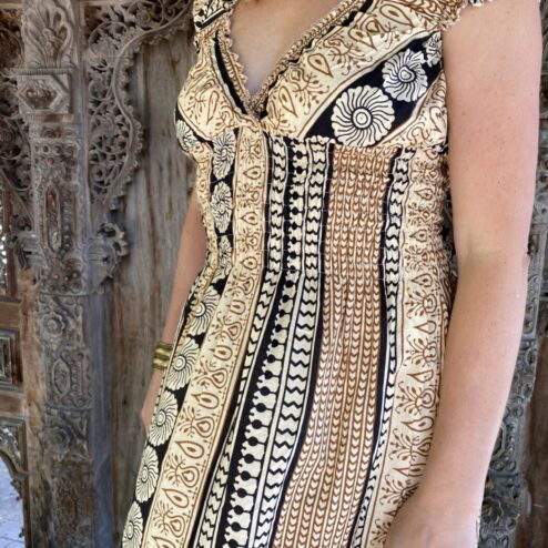 Schitterende driekwart lange zomerjurk, gemaakt van katoenen blockprint stof die geheel met de hand gestempeld is in India. Superzacht elastiek net onder de borst voor een mooie snit. Honderd procent katoen en past maat XS-XXL Dit model gaat tot en met Cupmaat C