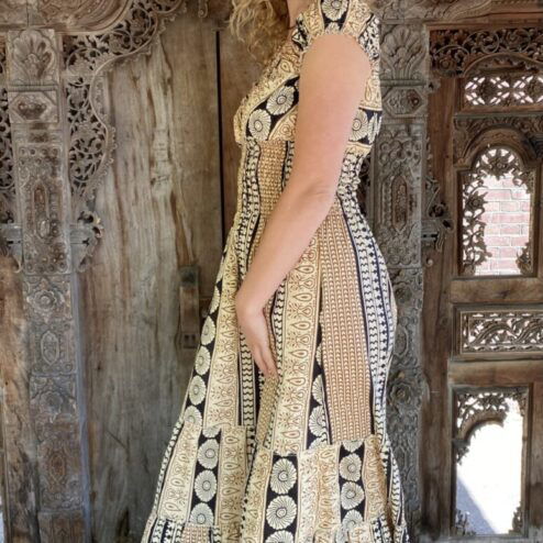 Schitterende driekwart lange zomerjurk, gemaakt van katoenen blockprint stof die geheel met de hand gestempeld is in India. Superzacht elastiek net onder de borst voor een mooie snit. Honderd procent katoen en past maat XS-XXL Dit model gaat tot en met Cupmaat C