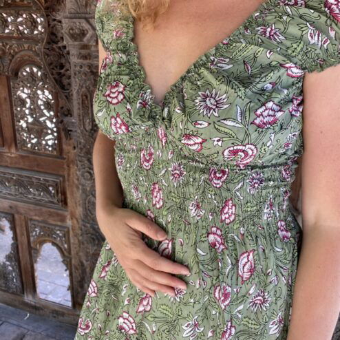 Schitterende driekwart lange zomerjurk, gemaakt van katoenen blockprint stof die geheel met de hand gestempeld is in India. Superzacht elastiek net onder de borst voor een mooie snit. Honderd procent katoen en past maat XS-XXL Dit model gaat tot en met Cupmaat C