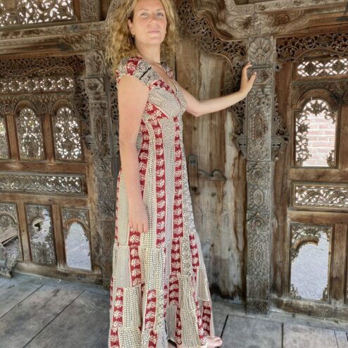Schitterende driekwart lange zomerjurk, gemaakt van katoenen blockprint stof die geheel met de hand gestempeld is in India. Superzacht elastiek net onder de borst voor een mooie snit. Honderd procent katoen en past maat XS-XXL Dit model gaat tot en met Cupmaat C