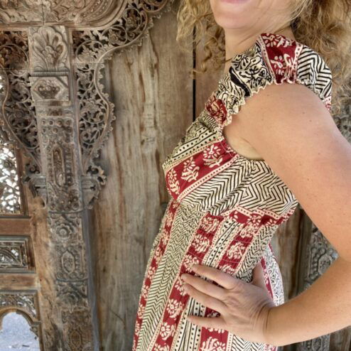 Schitterende driekwart lange zomerjurk, gemaakt van katoenen blockprint stof die geheel met de hand gestempeld is in India. Superzacht elastiek net onder de borst voor een mooie snit. Honderd procent katoen en past maat XS-XXL Dit model gaat tot en met Cupmaat C