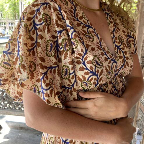 Schitterende driekwart lange zomerjurk, gemaakt van katoenen blockprint stof die geheel met de hand gestempeld is in India. Superzacht elastiek net onder de borst voor een mooie snit. Honderd procent katoen en past maat XS-XXL Dit model gaat tot en met Cupmaat C