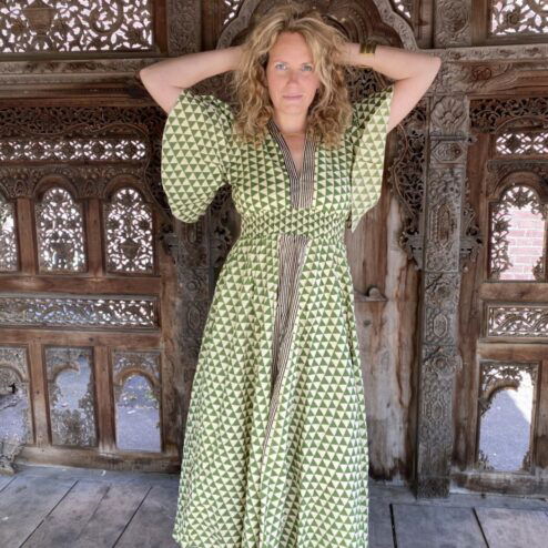 Schitterende driekwart lange zomerjurk, gemaakt van katoenen blockprint stof die geheel met de hand gestempeld is in India. Superzacht elastiek net onder de borst voor een mooie snit. Honderd procent katoen en past maat XS-XXL Dit model gaat tot en met Cupmaat C