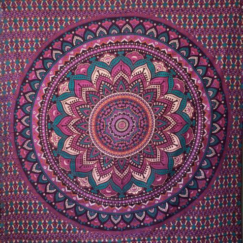 Mandala doek. Als strandkleed, sprei op het tweepersoons bed, doek voor op de bank, decoratie aan de muur. Met deze met de hyand gezeefdrukte doek uit India voeg je een prachtig item toe aan je bohemian interieur.