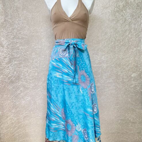 Vintage sari wikkelrok uit India, die aan twee kanten te dragen is. Dubbelzijdig dus! Gemaakt van tweedehands sari's dus elke rok is uniek. Past met maten XS-XXL. Upcycled en recycled fashion uit India.