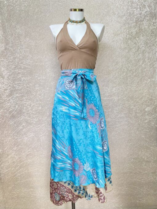 Vintage sari wikkelrok uit India, die aan twee kanten te dragen is. Dubbelzijdig dus! Gemaakt van tweedehands sari's dus elke rok is uniek. Past met maten XS-XXL. Upcycled en recycled fashion uit India.