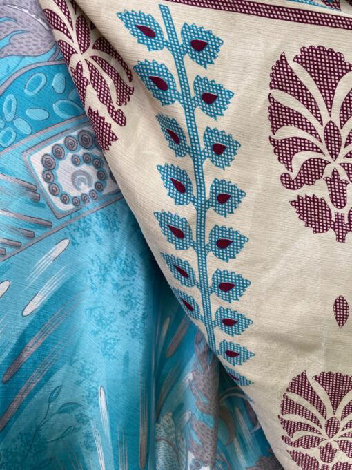 Vintage sari wikkelrok uit India, die aan twee kanten te dragen is. Dubbelzijdig dus! Gemaakt van tweedehands sari's dus elke rok is uniek. Past met maten XS-XXL. Upcycled en recycled fashion uit India.