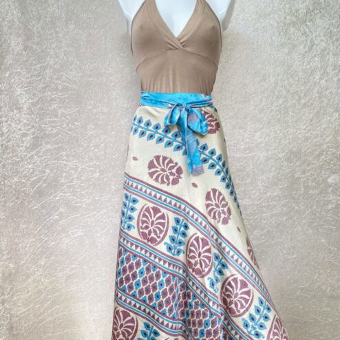 Vintage sari wikkelrok uit India, die aan twee kanten te dragen is. Dubbelzijdig dus! Gemaakt van tweedehands sari's dus elke rok is uniek. Past met maten XS-XXL. Upcycled en recycled fashion uit India.