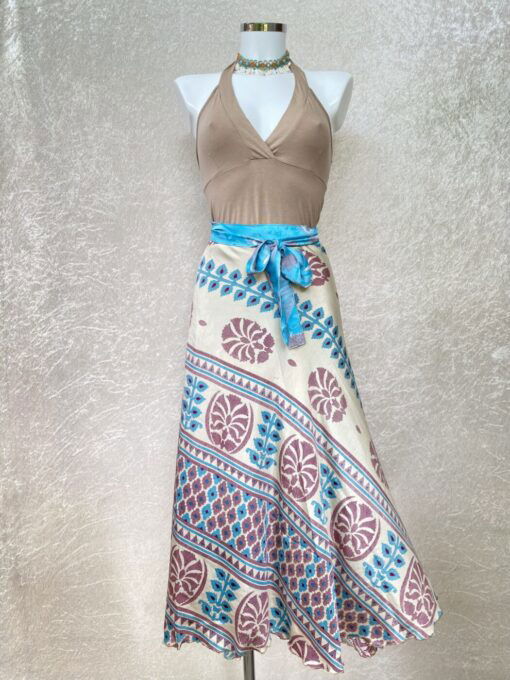 Vintage sari wikkelrok uit India, die aan twee kanten te dragen is. Dubbelzijdig dus! Gemaakt van tweedehands sari's dus elke rok is uniek. Past met maten XS-XXL. Upcycled en recycled fashion uit India.