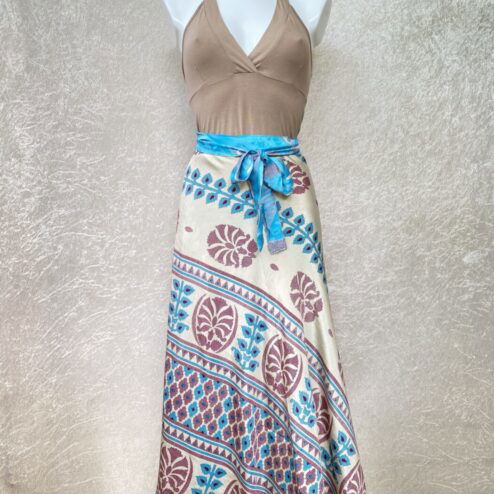 Vintage sari wikkelrok uit India, die aan twee kanten te dragen is. Dubbelzijdig dus! Gemaakt van tweedehands sari's dus elke rok is uniek. Past met maten XS-XXL. Upcycled en recycled fashion uit India.