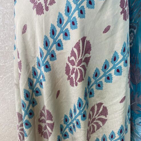 Vintage sari wikkelrok uit India, die aan twee kanten te dragen is. Dubbelzijdig dus! Gemaakt van tweedehands sari's dus elke rok is uniek. Past met maten XS-XXL. Upcycled en recycled fashion uit India.