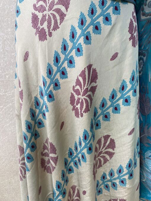 Vintage sari wikkelrok uit India, die aan twee kanten te dragen is. Dubbelzijdig dus! Gemaakt van tweedehands sari's dus elke rok is uniek. Past met maten XS-XXL. Upcycled en recycled fashion uit India.