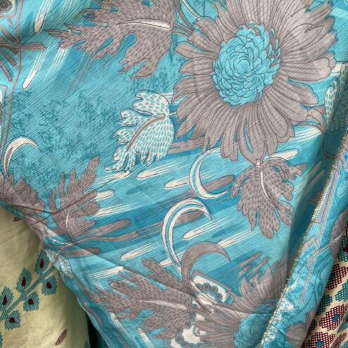 Vintage sari wikkelrok uit India, die aan twee kanten te dragen is. Dubbelzijdig dus! Gemaakt van tweedehands sari's dus elke rok is uniek. Past met maten XS-XXL. Upcycled en recycled fashion uit India.