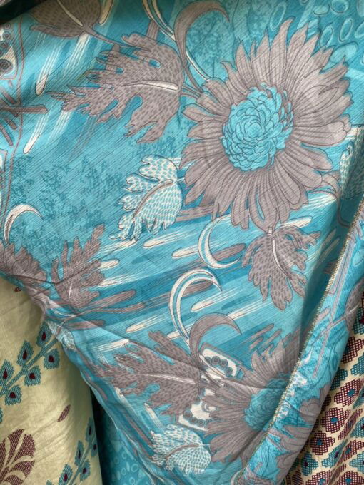 Vintage sari wikkelrok uit India, die aan twee kanten te dragen is. Dubbelzijdig dus! Gemaakt van tweedehands sari's dus elke rok is uniek. Past met maten XS-XXL. Upcycled en recycled fashion uit India.