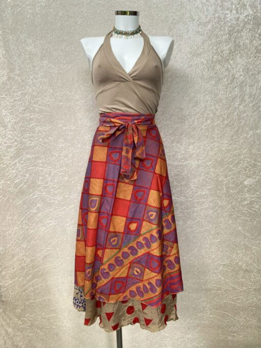 Vintage sari wikkelrok uit India, die aan twee kanten te dragen is. Dubbelzijdig dus! Gemaakt van tweedehands sari's dus elke rok is uniek. Past met maten XS-XXL. Upcycled en recycled fashion uit India.