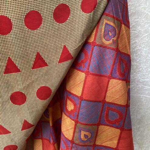Vintage sari wikkelrok uit India, die aan twee kanten te dragen is. Dubbelzijdig dus! Gemaakt van tweedehands sari's dus elke rok is uniek. Past met maten XS-XXL. Upcycled en recycled fashion uit India.
