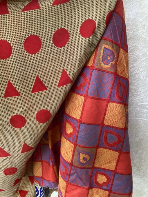 Vintage sari wikkelrok uit India, die aan twee kanten te dragen is. Dubbelzijdig dus! Gemaakt van tweedehands sari's dus elke rok is uniek. Past met maten XS-XXL. Upcycled en recycled fashion uit India.