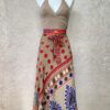 Vintage sari wikkelrok uit India, die aan twee kanten te dragen is. Dubbelzijdig dus! Gemaakt van tweedehands sari's dus elke rok is uniek. Past met maten XS-XXL. Upcycled en recycled fashion uit India.