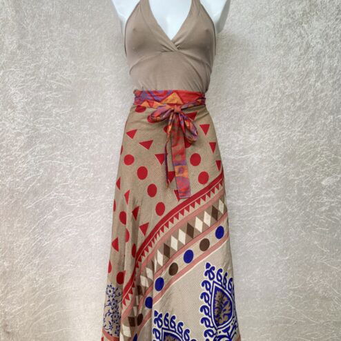 Vintage sari wikkelrok uit India, die aan twee kanten te dragen is. Dubbelzijdig dus! Gemaakt van tweedehands sari's dus elke rok is uniek. Past met maten XS-XXL. Upcycled en recycled fashion uit India.