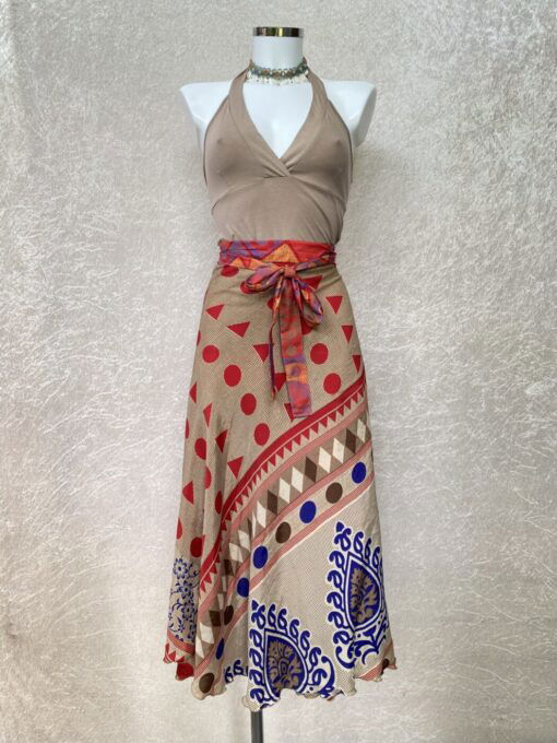 Vintage sari wikkelrok uit India, die aan twee kanten te dragen is. Dubbelzijdig dus! Gemaakt van tweedehands sari's dus elke rok is uniek. Past met maten XS-XXL. Upcycled en recycled fashion uit India.