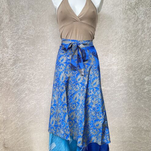 Vintage sari wikkelrok uit India, die aan twee kanten te dragen is. Dubbelzijdig dus! Gemaakt van tweedehands sari's dus elke rok is uniek. Past met maten XS-XXL. Upcycled en recycled fashion uit India.