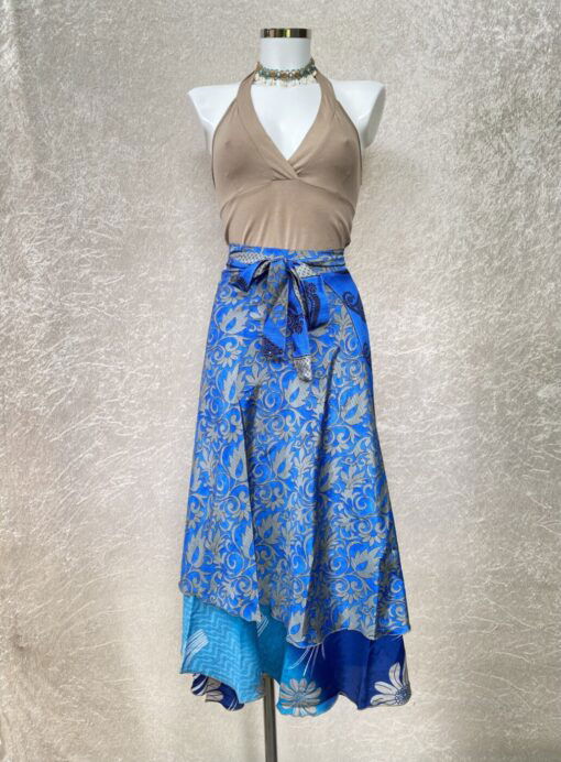 Vintage sari wikkelrok uit India, die aan twee kanten te dragen is. Dubbelzijdig dus! Gemaakt van tweedehands sari's dus elke rok is uniek. Past met maten XS-XXL. Upcycled en recycled fashion uit India.