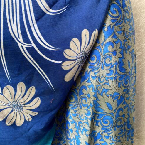 Vintage sari wikkelrok uit India, die aan twee kanten te dragen is. Dubbelzijdig dus! Gemaakt van tweedehands sari's dus elke rok is uniek. Past met maten XS-XXL. Upcycled en recycled fashion uit India.