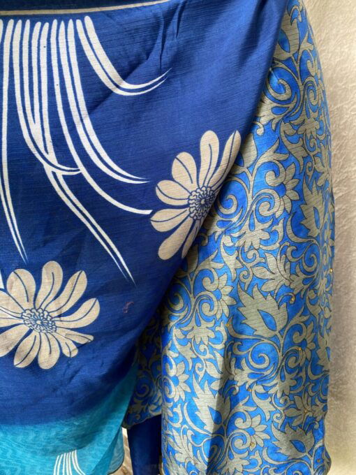 Vintage sari wikkelrok uit India, die aan twee kanten te dragen is. Dubbelzijdig dus! Gemaakt van tweedehands sari's dus elke rok is uniek. Past met maten XS-XXL. Upcycled en recycled fashion uit India.