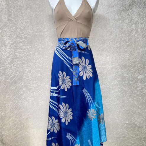 Vintage sari wikkelrok uit India, die aan twee kanten te dragen is. Dubbelzijdig dus! Gemaakt van tweedehands sari's dus elke rok is uniek. Past met maten XS-XXL. Upcycled en recycled fashion uit India.