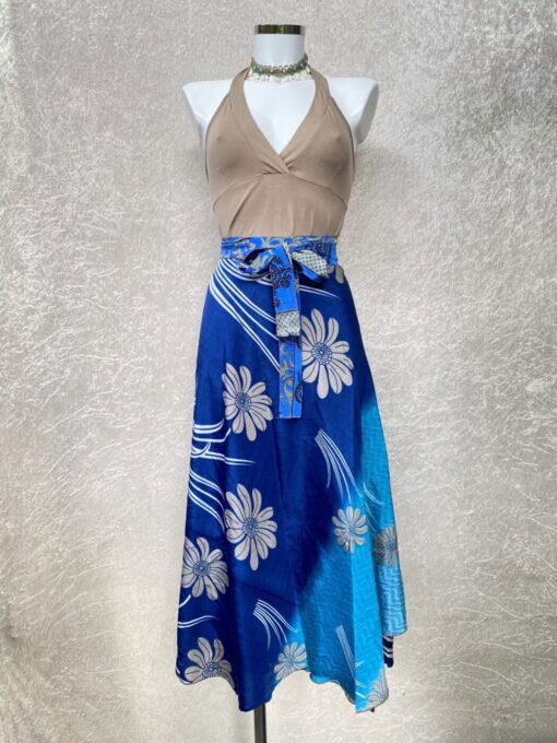 Vintage sari wikkelrok uit India, die aan twee kanten te dragen is. Dubbelzijdig dus! Gemaakt van tweedehands sari's dus elke rok is uniek. Past met maten XS-XXL. Upcycled en recycled fashion uit India.