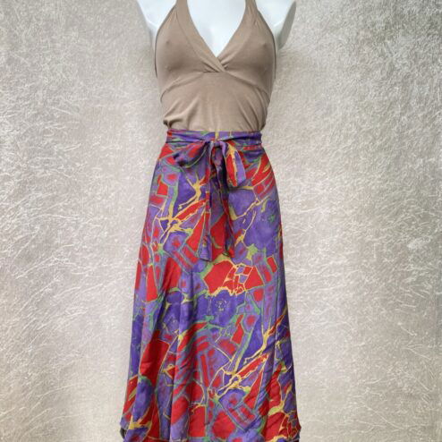 Vintage sari wikkelrok uit India, die aan twee kanten te dragen is. Dubbelzijdig dus! Gemaakt van tweedehands sari's dus elke rok is uniek. Past met maten XS-XXL. Upcycled en recycled fashion uit India.