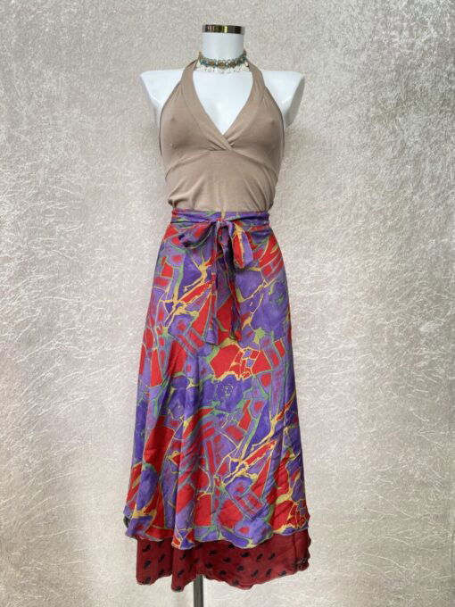 Vintage sari wikkelrok uit India, die aan twee kanten te dragen is. Dubbelzijdig dus! Gemaakt van tweedehands sari's dus elke rok is uniek. Past met maten XS-XXL. Upcycled en recycled fashion uit India.