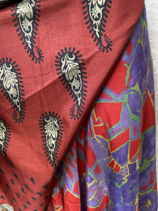 Vintage sari wikkelrok uit India, die aan twee kanten te dragen is. Dubbelzijdig dus! Gemaakt van tweedehands sari's dus elke rok is uniek. Past met maten XS-XXL. Upcycled en recycled fashion uit India.