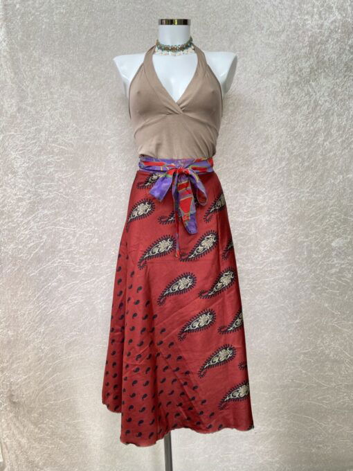 Vintage sari wikkelrok uit India, die aan twee kanten te dragen is. Dubbelzijdig dus! Gemaakt van tweedehands sari's dus elke rok is uniek. Past met maten XS-XXL. Upcycled en recycled fashion uit India.