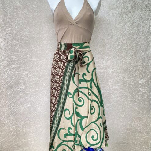 Vintage sari wikkelrok uit India, die aan twee kanten te dragen is. Dubbelzijdig dus! Gemaakt van tweedehands sari's dus elke rok is uniek. Past met maten XS-XXL. Upcycled en recycled fashion uit India.