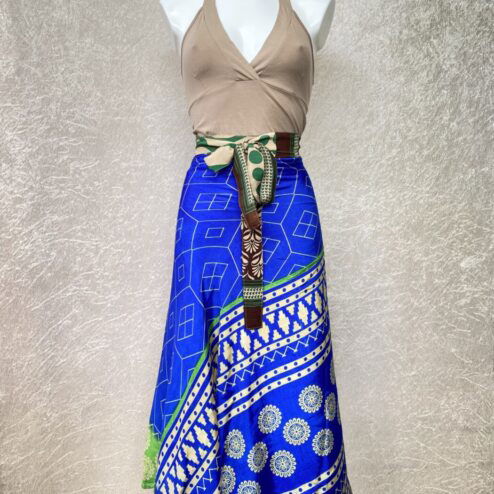 Vintage sari wikkelrok uit India, die aan twee kanten te dragen is. Dubbelzijdig dus! Gemaakt van tweedehands sari's dus elke rok is uniek. Past met maten XS-XXL. Upcycled en recycled fashion uit India.