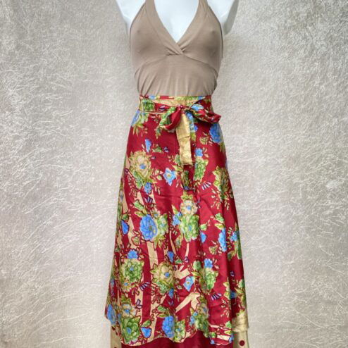 Vintage sari wikkelrok uit India, die aan twee kanten te dragen is. Dubbelzijdig dus! Gemaakt van tweedehands sari's dus elke rok is uniek. Past met maten XS-XXL. Upcycled en recycled fashion uit India.
