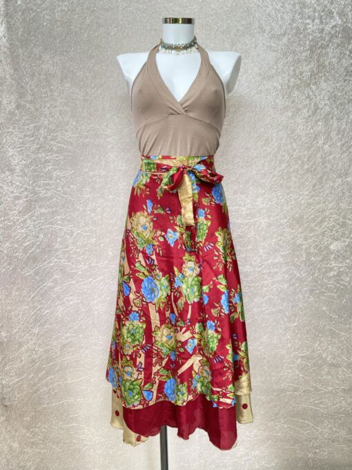 Vintage sari wikkelrok uit India, die aan twee kanten te dragen is. Dubbelzijdig dus! Gemaakt van tweedehands sari's dus elke rok is uniek. Past met maten XS-XXL. Upcycled en recycled fashion uit India.