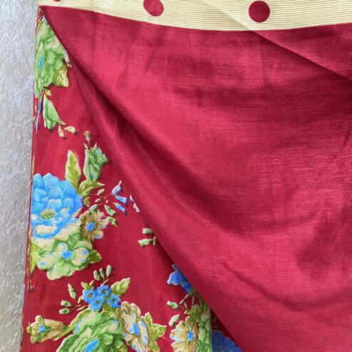 Vintage sari wikkelrok uit India, die aan twee kanten te dragen is. Dubbelzijdig dus! Gemaakt van tweedehands sari's dus elke rok is uniek. Past met maten XS-XXL. Upcycled en recycled fashion uit India.