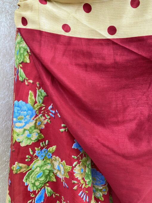 Vintage sari wikkelrok uit India, die aan twee kanten te dragen is. Dubbelzijdig dus! Gemaakt van tweedehands sari's dus elke rok is uniek. Past met maten XS-XXL. Upcycled en recycled fashion uit India.