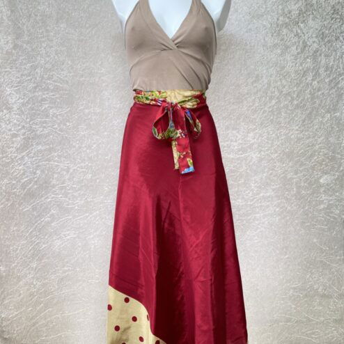 Vintage sari wikkelrok uit India, die aan twee kanten te dragen is. Dubbelzijdig dus! Gemaakt van tweedehands sari's dus elke rok is uniek. Past met maten XS-XXL. Upcycled en recycled fashion uit India.